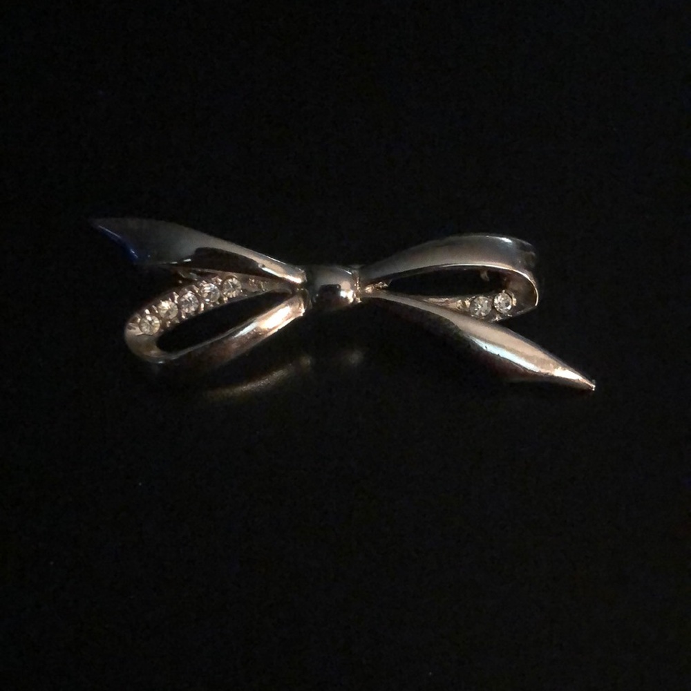 Women’s silver ribbon and faux diamond pin